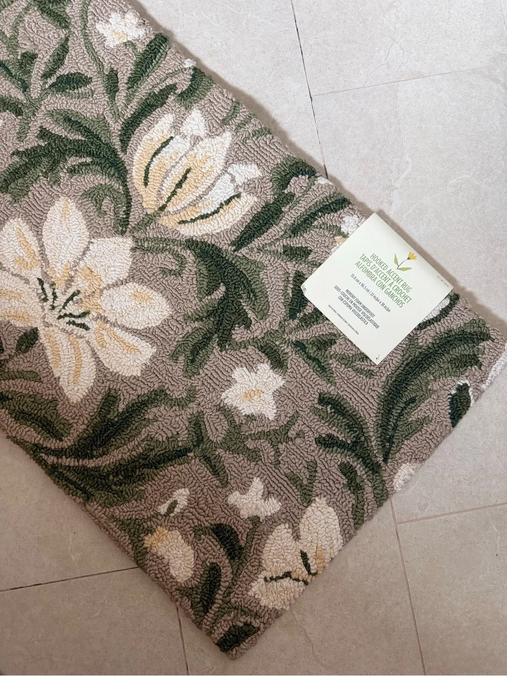 Spring Hooked Accent Rug, 22” x 38” NEW WITH TAGS